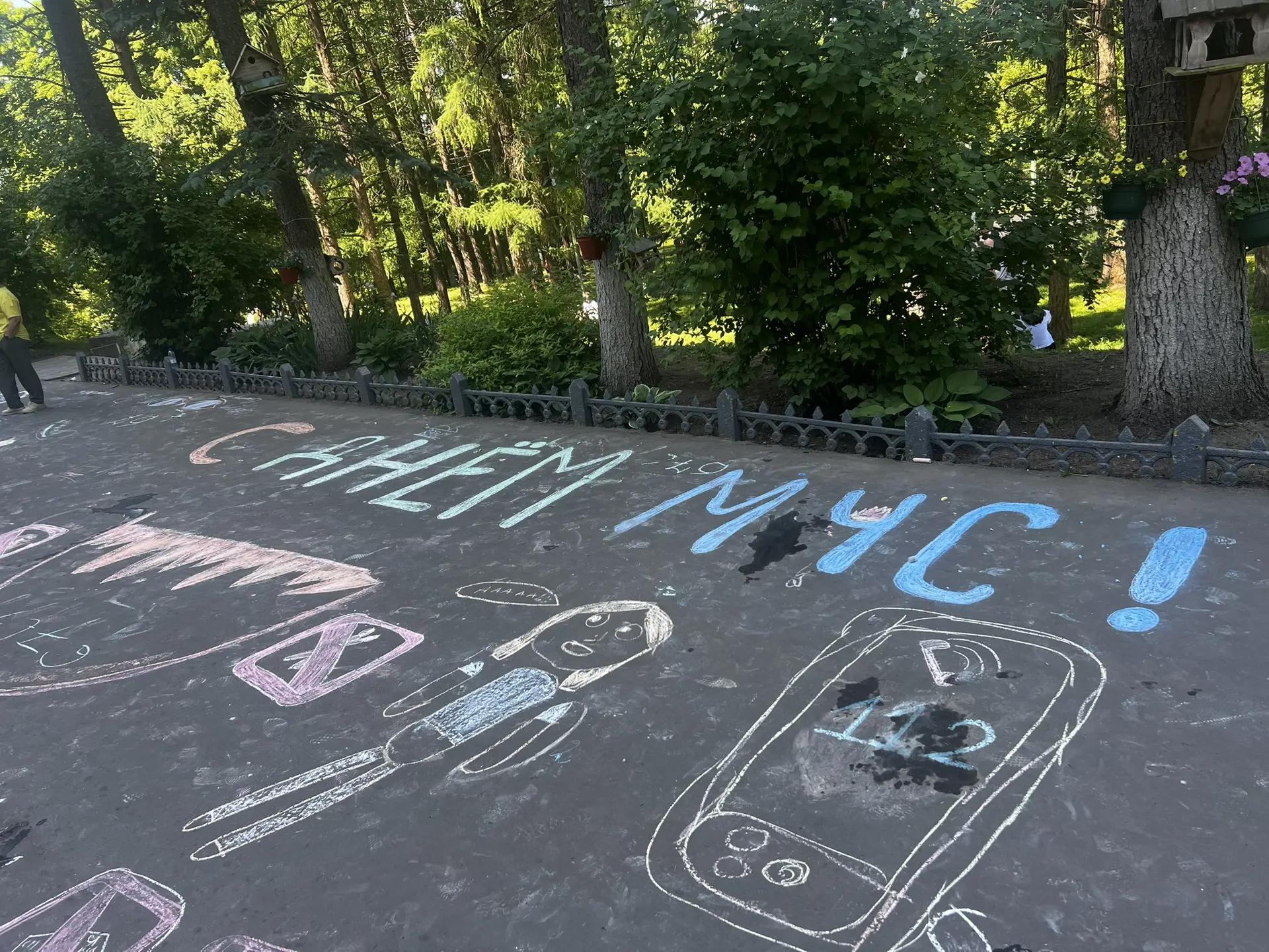 Сегодня в нашем лагере «День МЧС»⛑️🚨

После завтрака отдыхающие подготовили для спасателей рисунки 