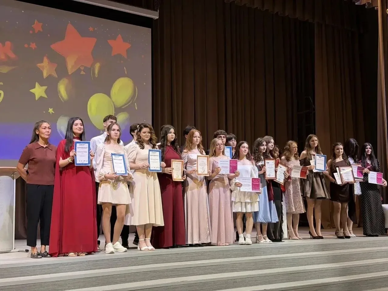 Вперед! К звёздным вершинам! ✨🌟⭐️

В эту пятницу в стенах нашей школы прошло важное трогательное со