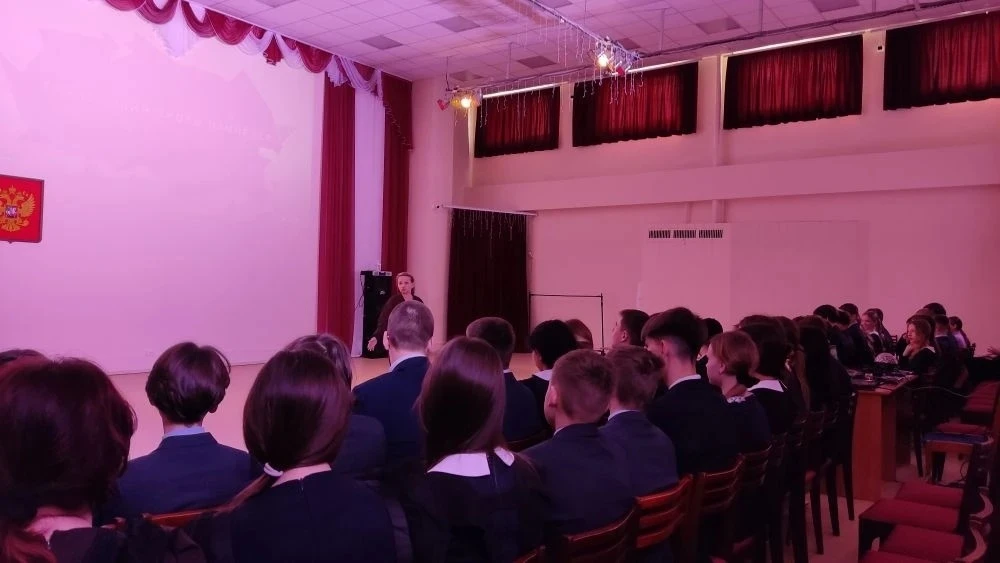 🇷🇺С Днём Воссоединения Крыма с Россией!  📍Сегодня ученики восьмого и шестого класса нашей школы смот