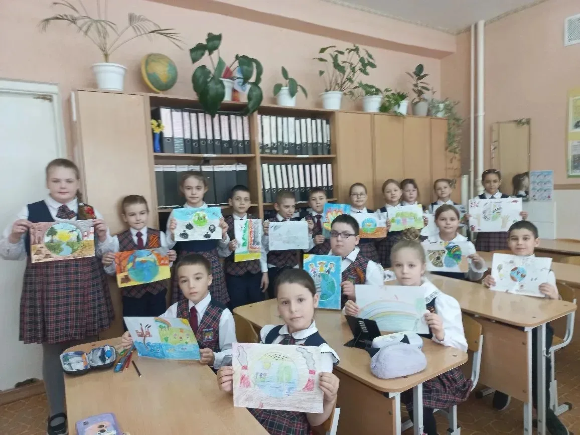 🌍 «Зелёная планета — наш общий дом»: 2 «А» рисует будущее! 🎨 Ученики 2 «А» класса вместе со своим кл
