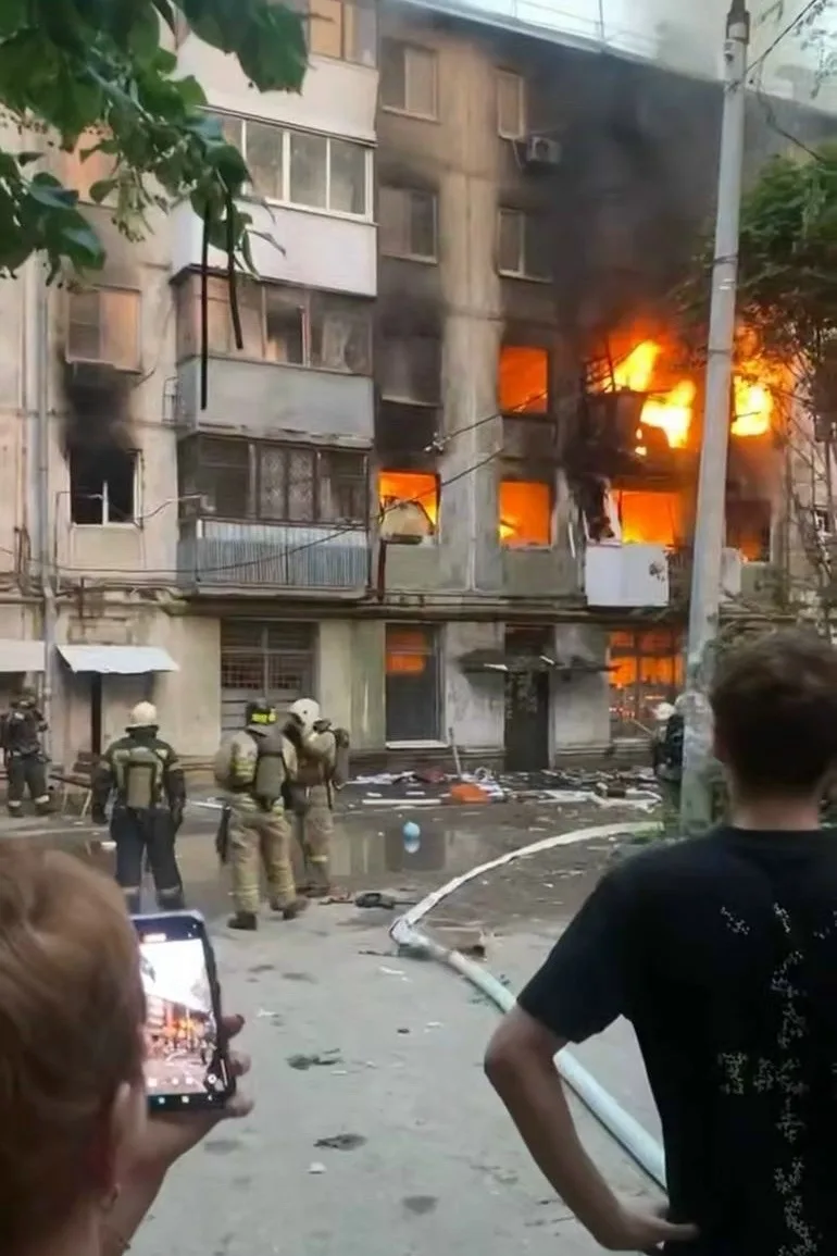 Два человека погибли в пожаре в Самаре. 
 
Помимо двоих погибших, пострадали 12 человек, среди них е