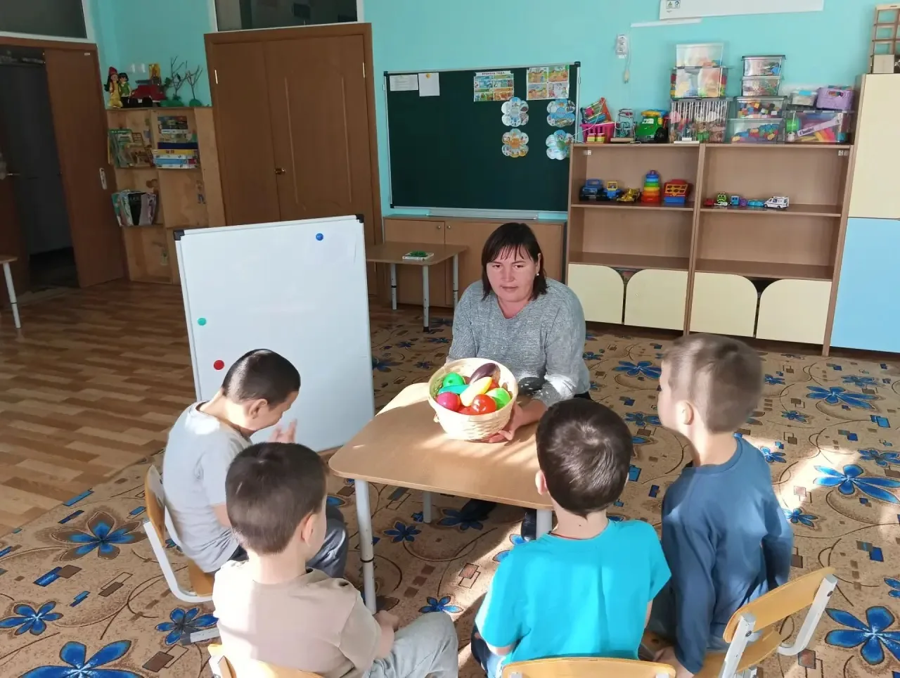 Әвәләү шөгылендә компенсацияләү төркеме балалары җиләк-җимеш һәм яшелчәләрне искә төшер...