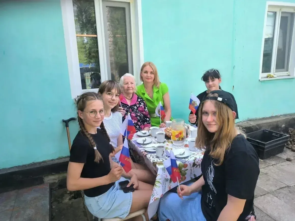 Обучающиеся 7А класса МБОУ СОШ с. Красное в рамках регионального социального проекта «С заботой о на