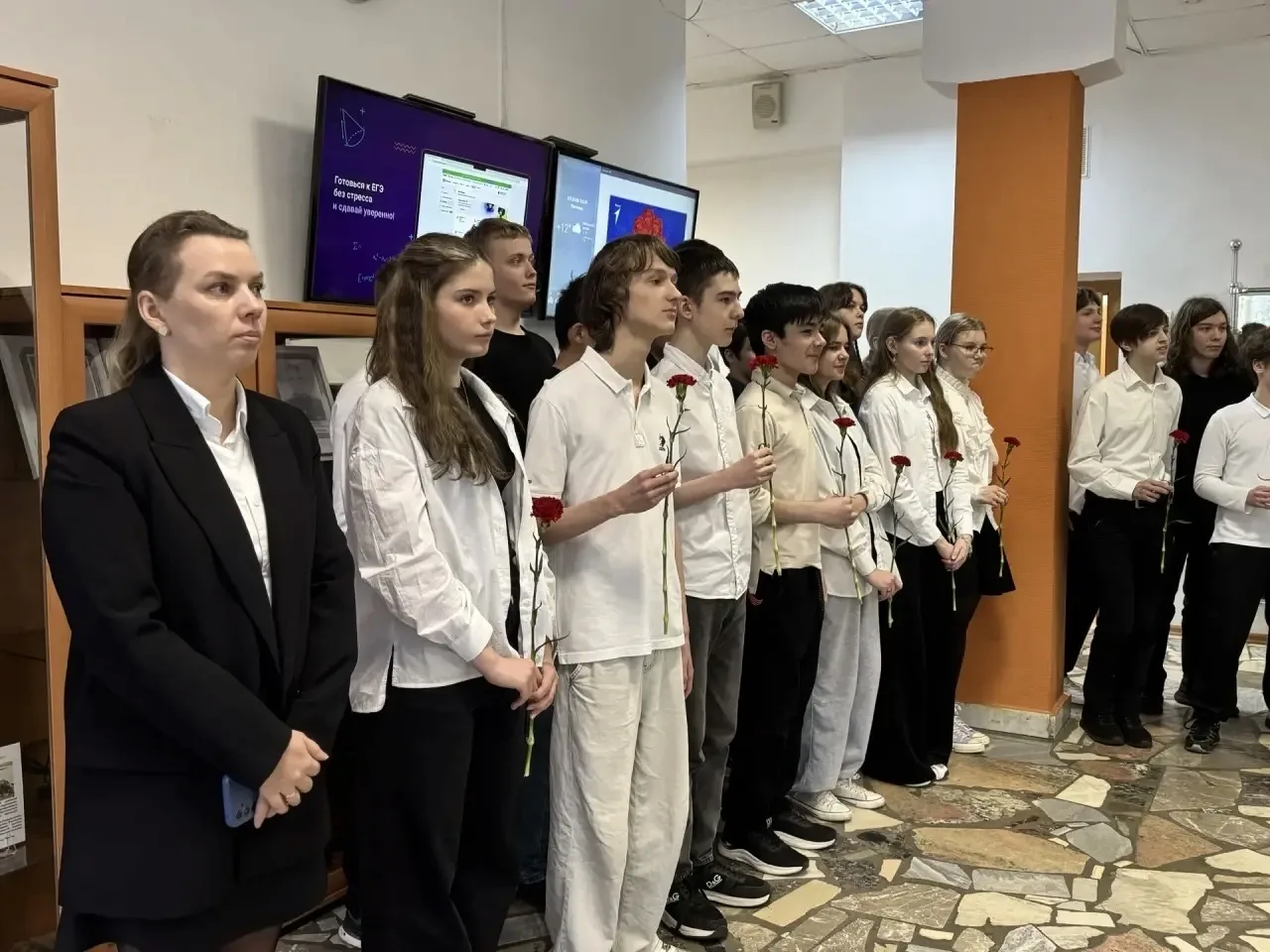 Сегодня в нашей школе прошла торжественная линейка, посвящённая Дню Победы.  В мероприятии приняли у