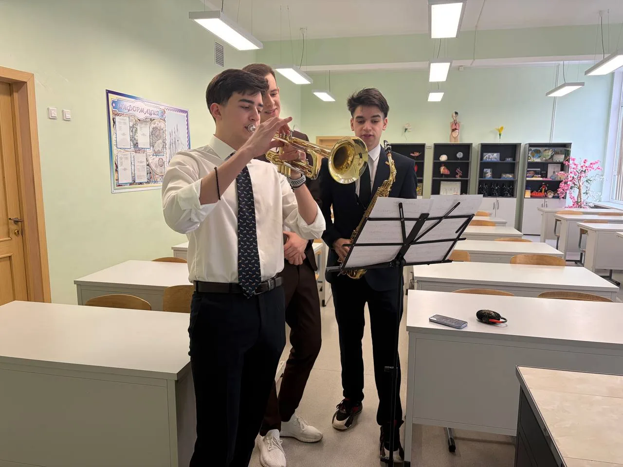 🎷 Джентльмены в деле!  Пятничное утро в нашей школе началось не с обычного звонка, а с весеннего нас
