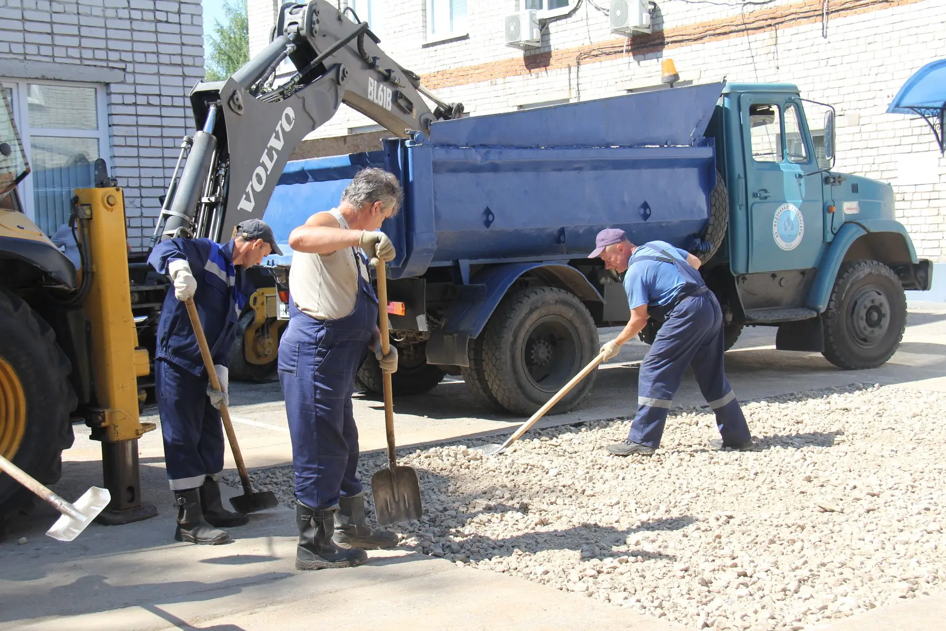 Благоустройство после ремонтных работ 🚧

АО «Водоканал» восстанавливает газоны, тротуары и дороги п