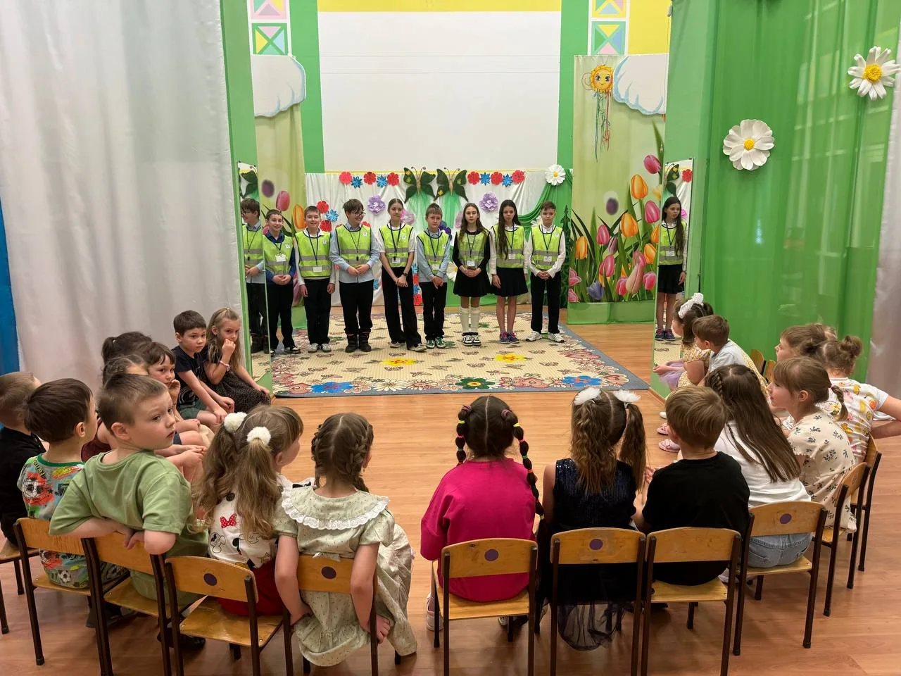 Наши школьники учат малышей правилам дорожного движения! 👮‍♀️🚓  Сегодня ученики 5 «В» посетили детск