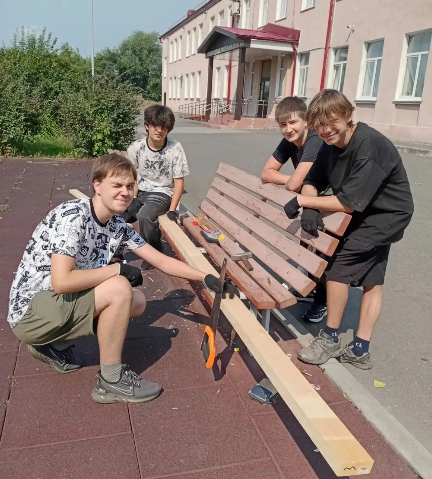 Трудовая бригада №2  начала с 20 июля активно работать. 
Они красят, замазывают, чинят. Их главная ц