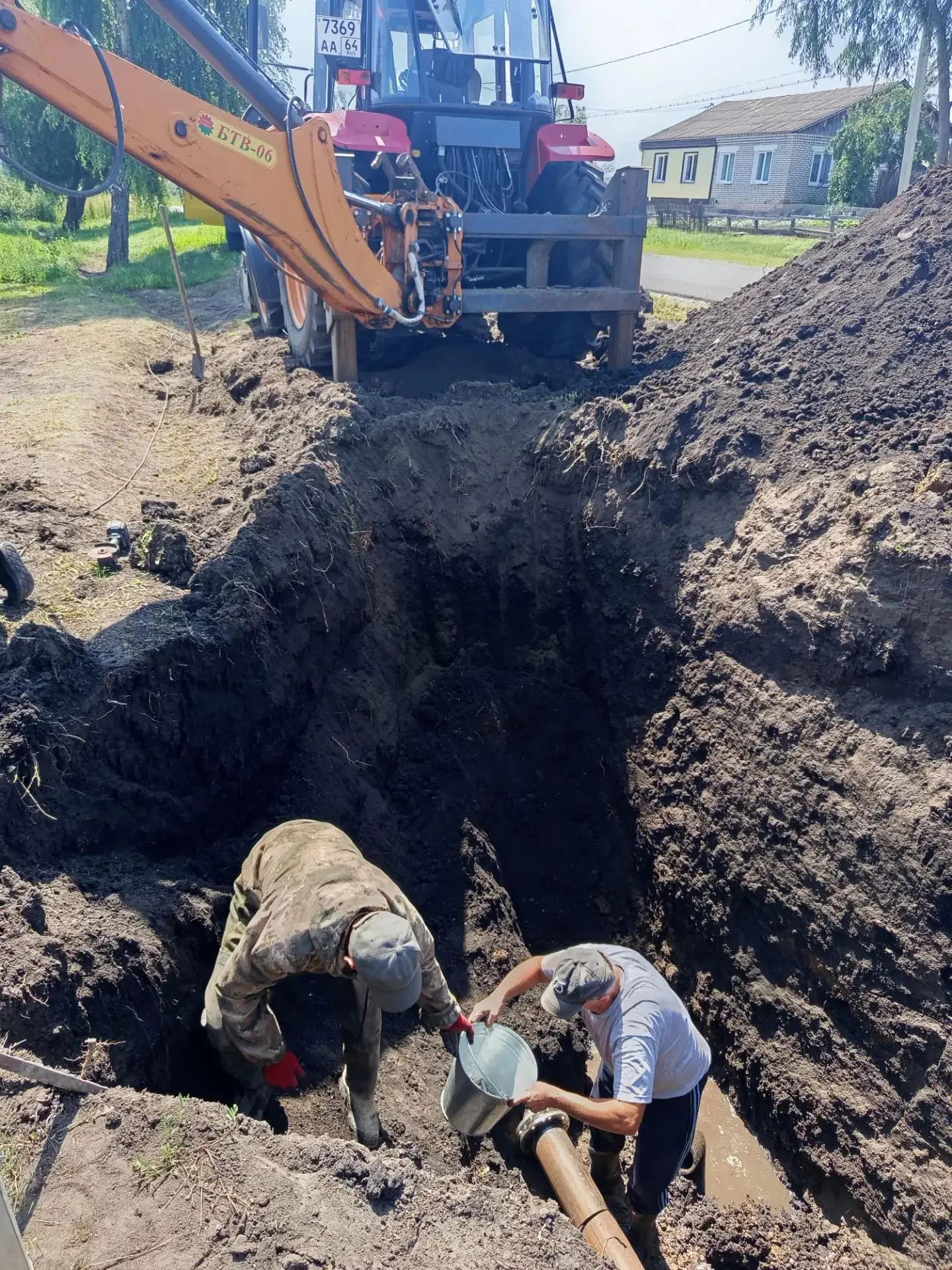 Работники МБУ "Муниципал" устраняют аварию на центральном водопроводе в с.Донгуз по ул.Победа.