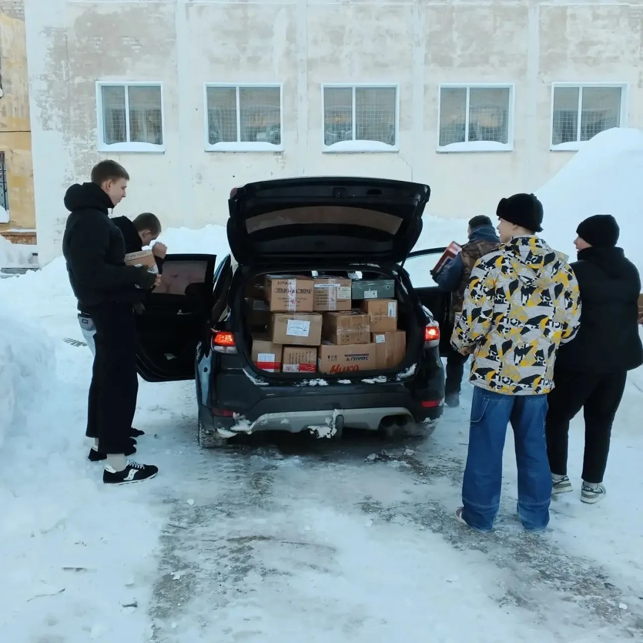 🥳 ПОЗДРАВЬ СОЛДАТА 🥳  💌 В школе прошла акция «Поздравь солдата». Дети писали письма, делали открытки