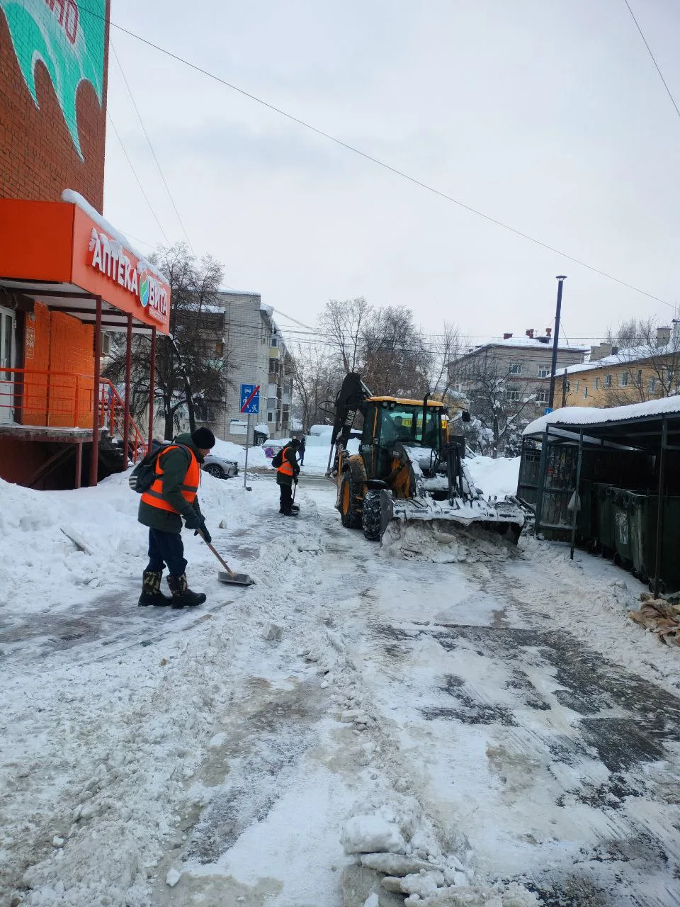Дворники и специализированная техника Домоуправляющей компании Советского района продолжают уборку с