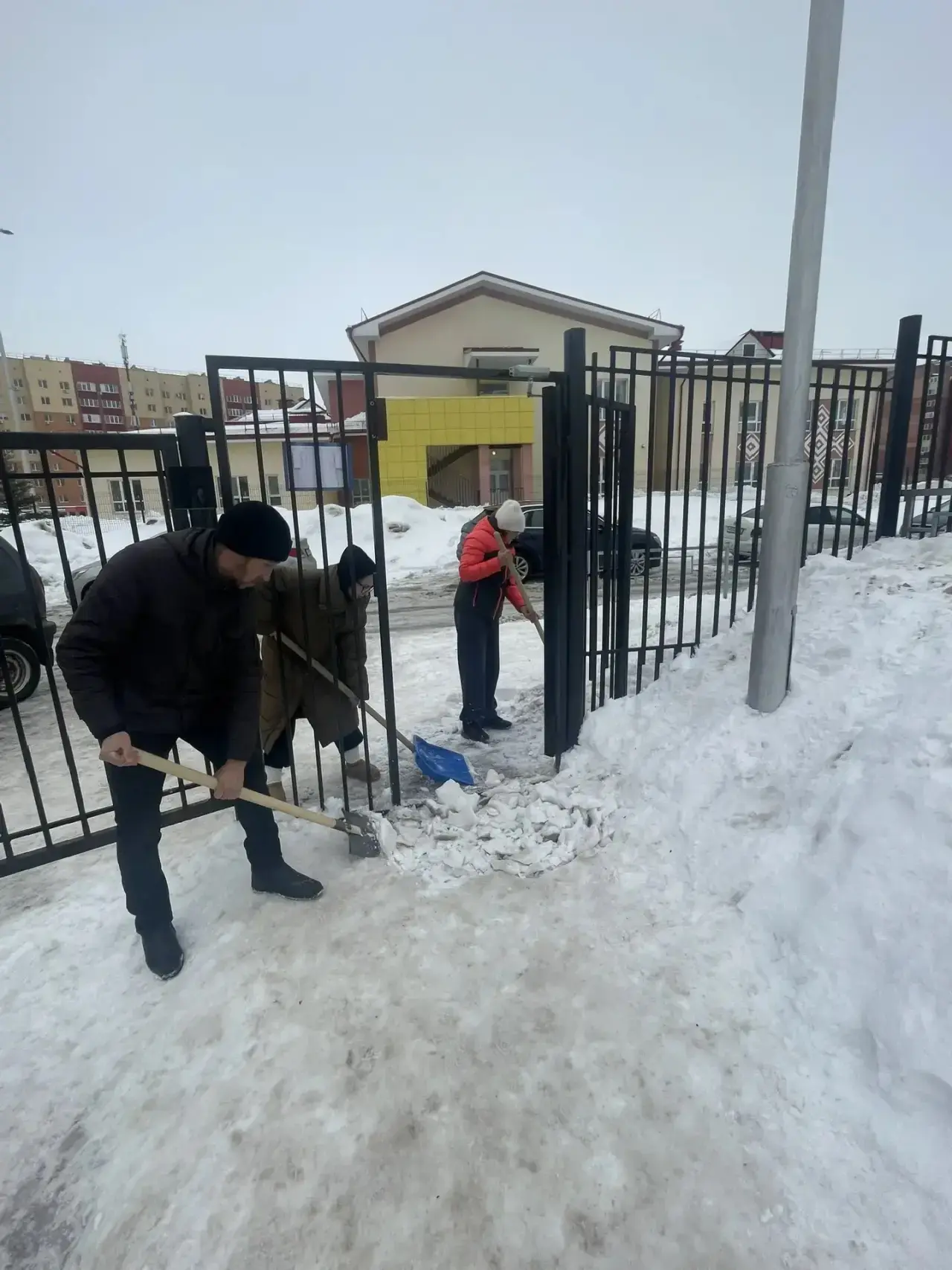 Сотрудники лицея сегодня с большим энтузиазмом вышли на общегородской субботник и показали потрясающ
