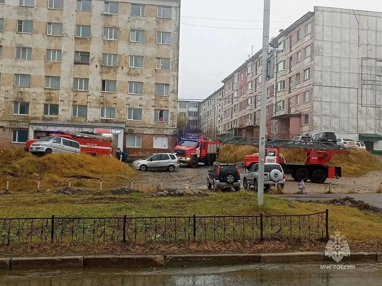 ❗️Огнеборцы эвакуировали 8 человек из дома на улице Кольцевой в Магадане
