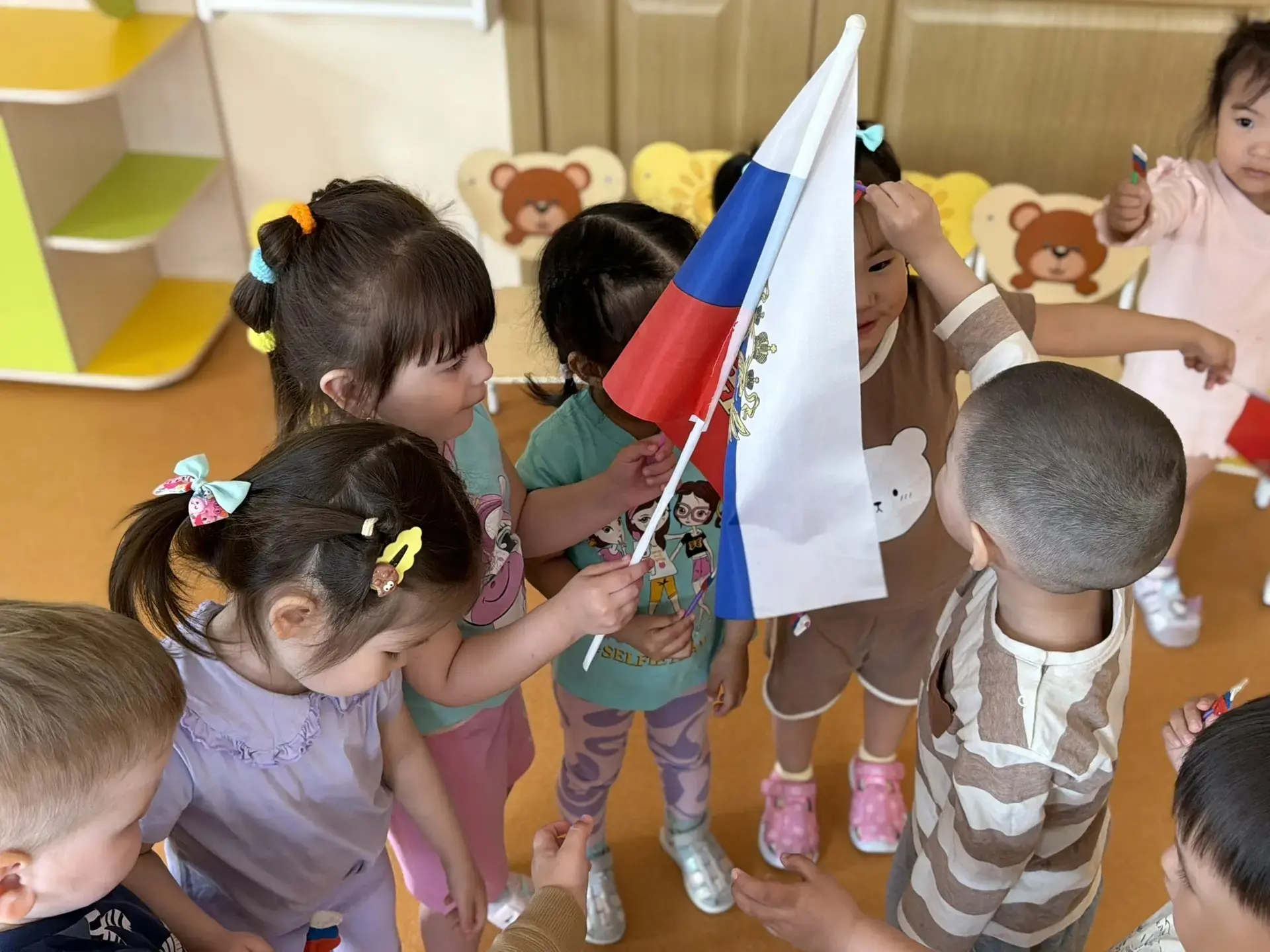 🇷🇺 В младшей группе прошло занятие по лепке из пластилина, приуроченное ко Дню России.  Дети расши