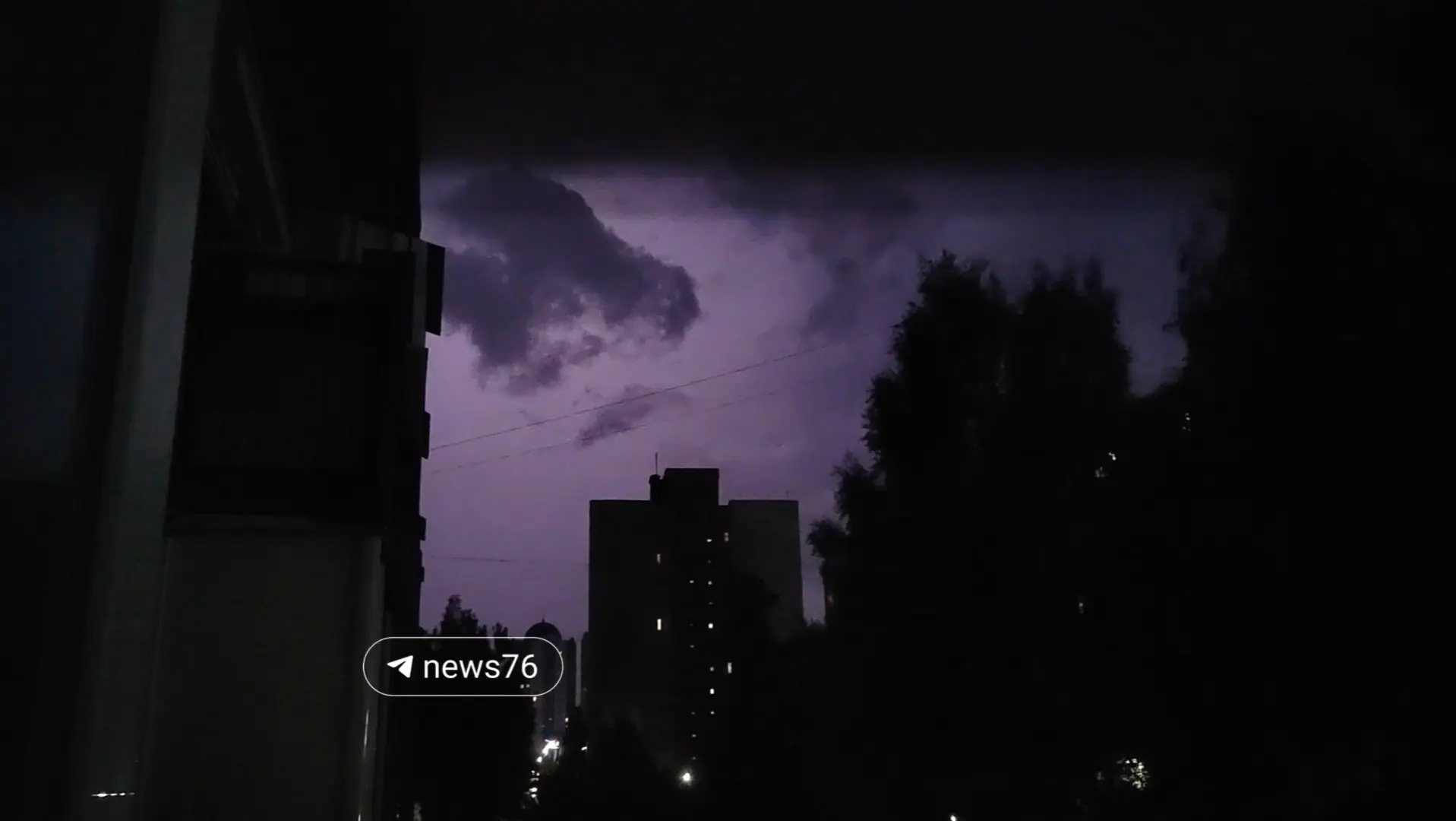 После красивого заката в Ярославль пришла гроза ⛈️