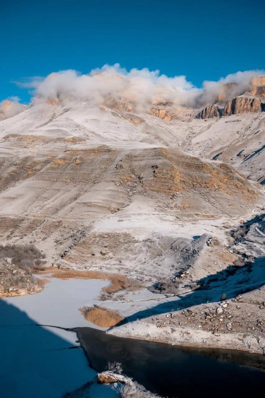 Озеро Гижгит, Эльбрусский район😍  📌 Вокруг озера залегают месторождения пирита — минерала с ярким ме
