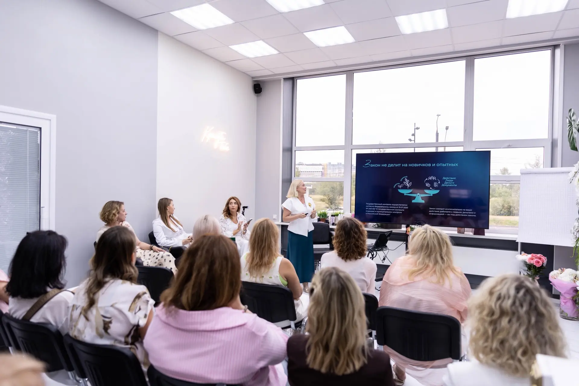 На днях меня пригласили выступить на открытии новой студии Профиколор. 🤩 

Рассказывала бьюти-масте