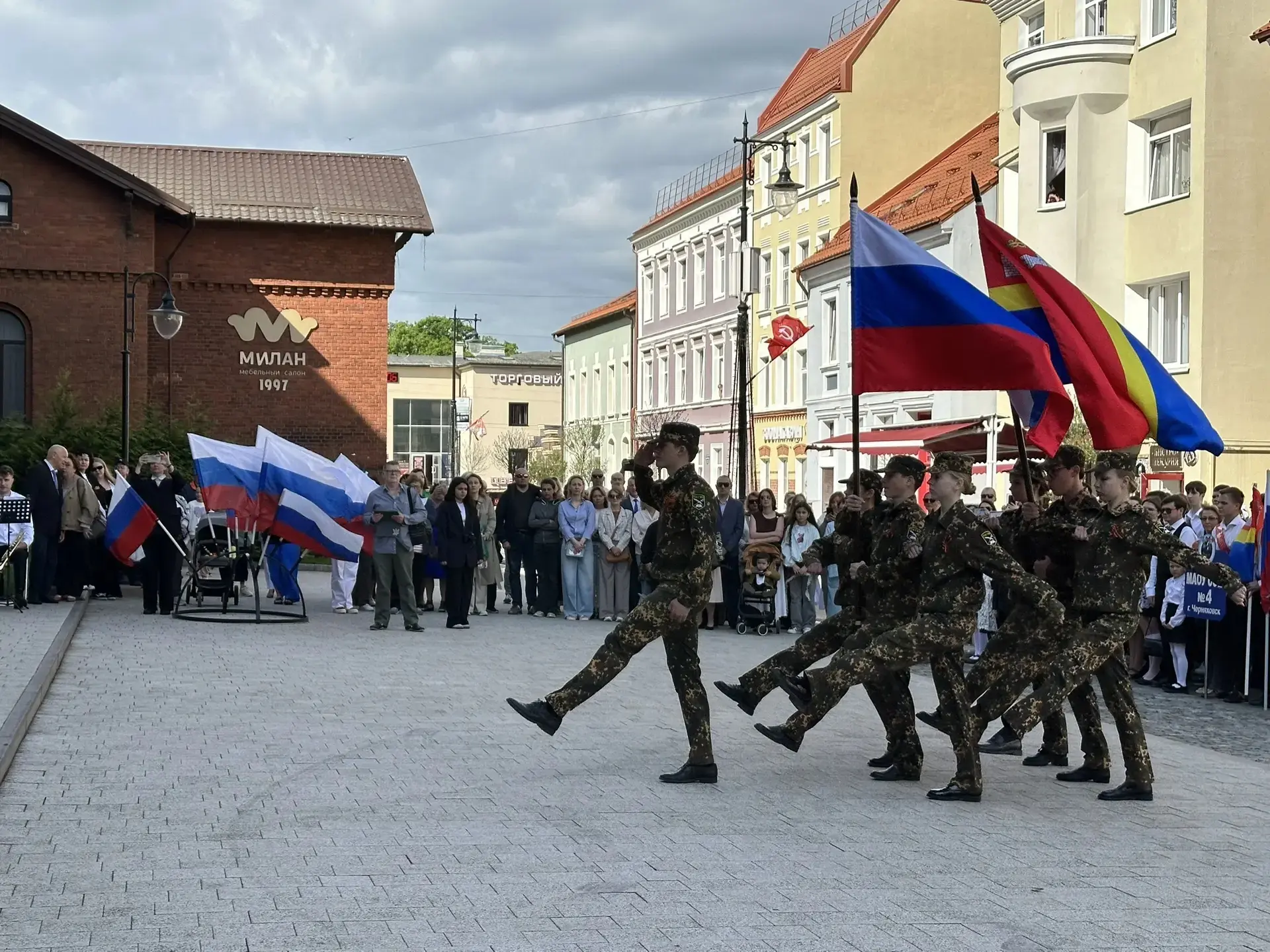 Глава округа Виктор Вобликов поздравил выпускников с «Последним звонком»  Сегодня для тысяч школьник