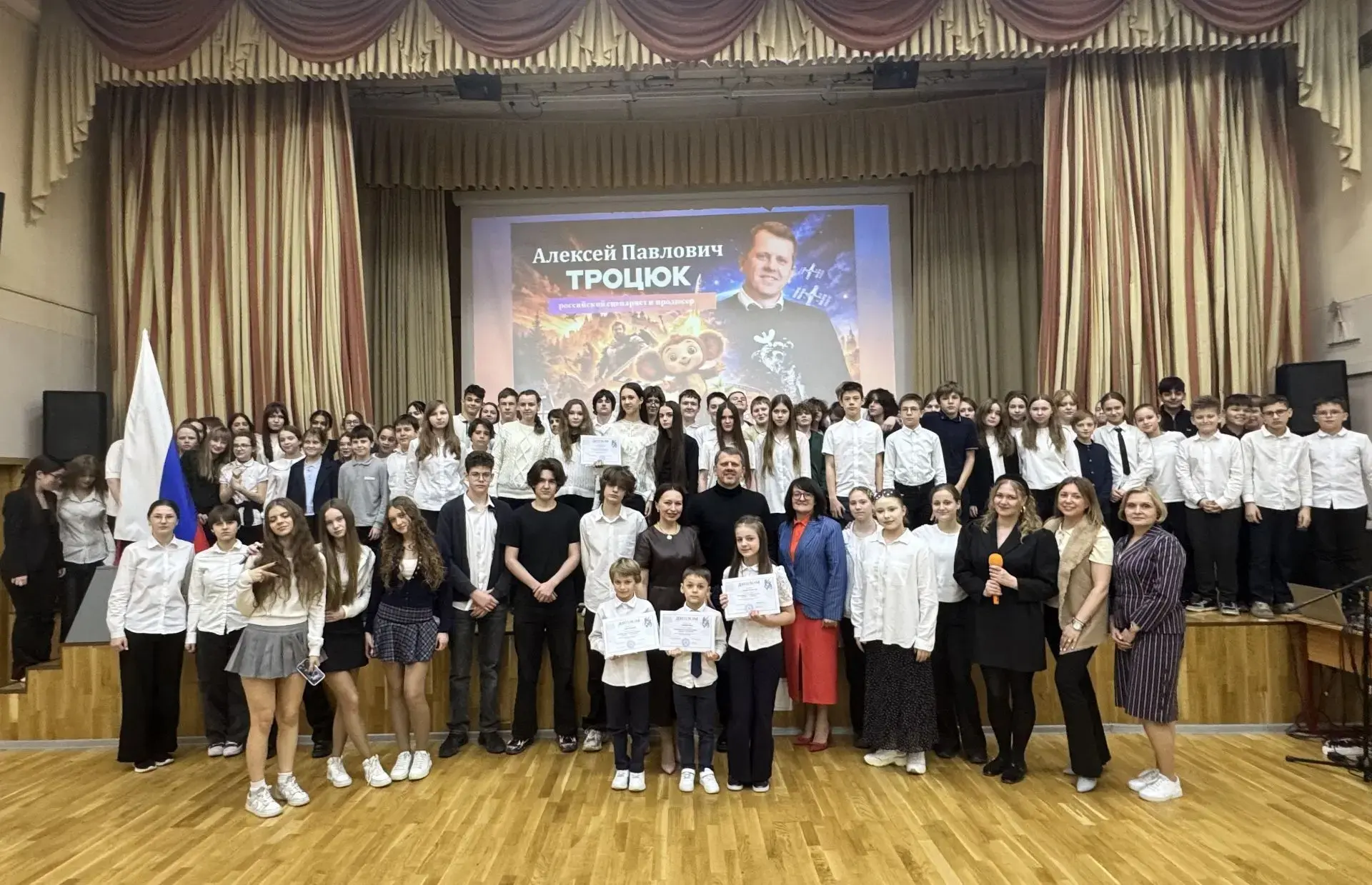 🎭 Сегодня в школе завершился II общешкольный театральный  фестиваль "Премьера".   Ребята из 3-Г, 5-В