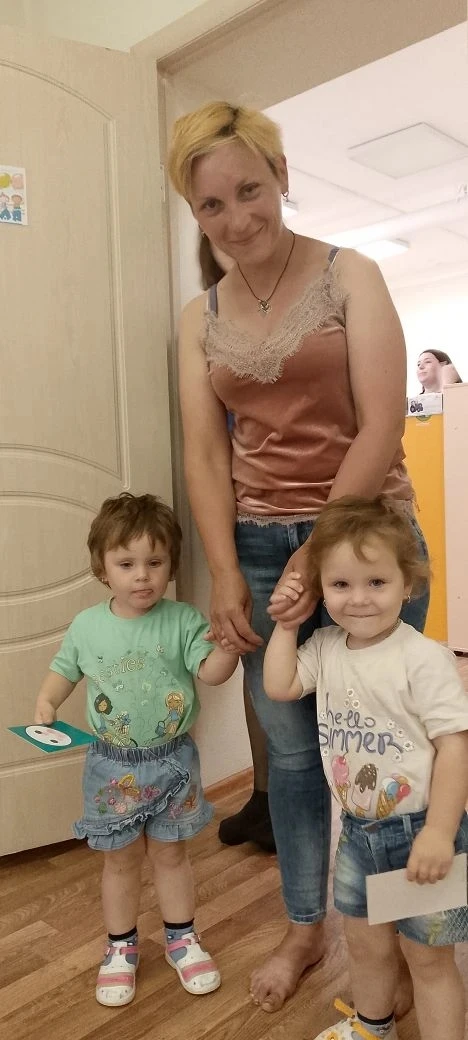 От улыбки хмурый день светлей 
От улыбки в небе радуга проснётся
Поделись улыбкою своей 
И она к теб