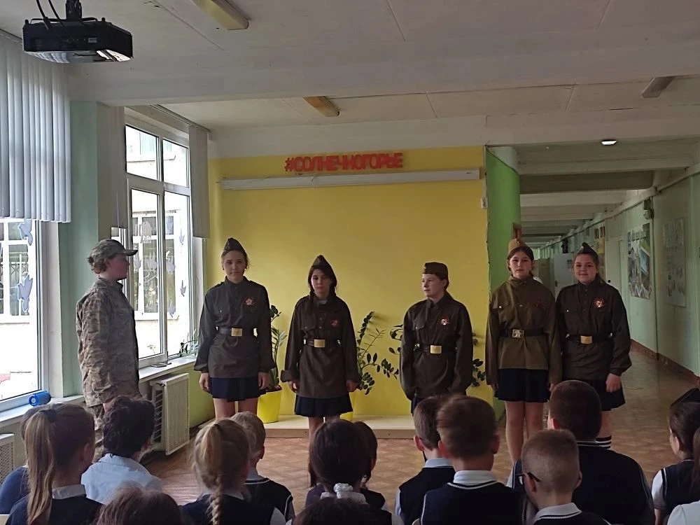Школьная Театральная студия "Мельпомена" представила литературную композицию "Война! Тв...