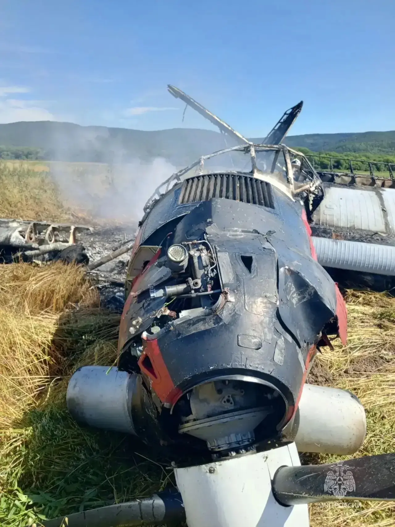 На Сахалине в селе Зональное произошла жесткая посадка самолета АН-3, сообщает МЧС.