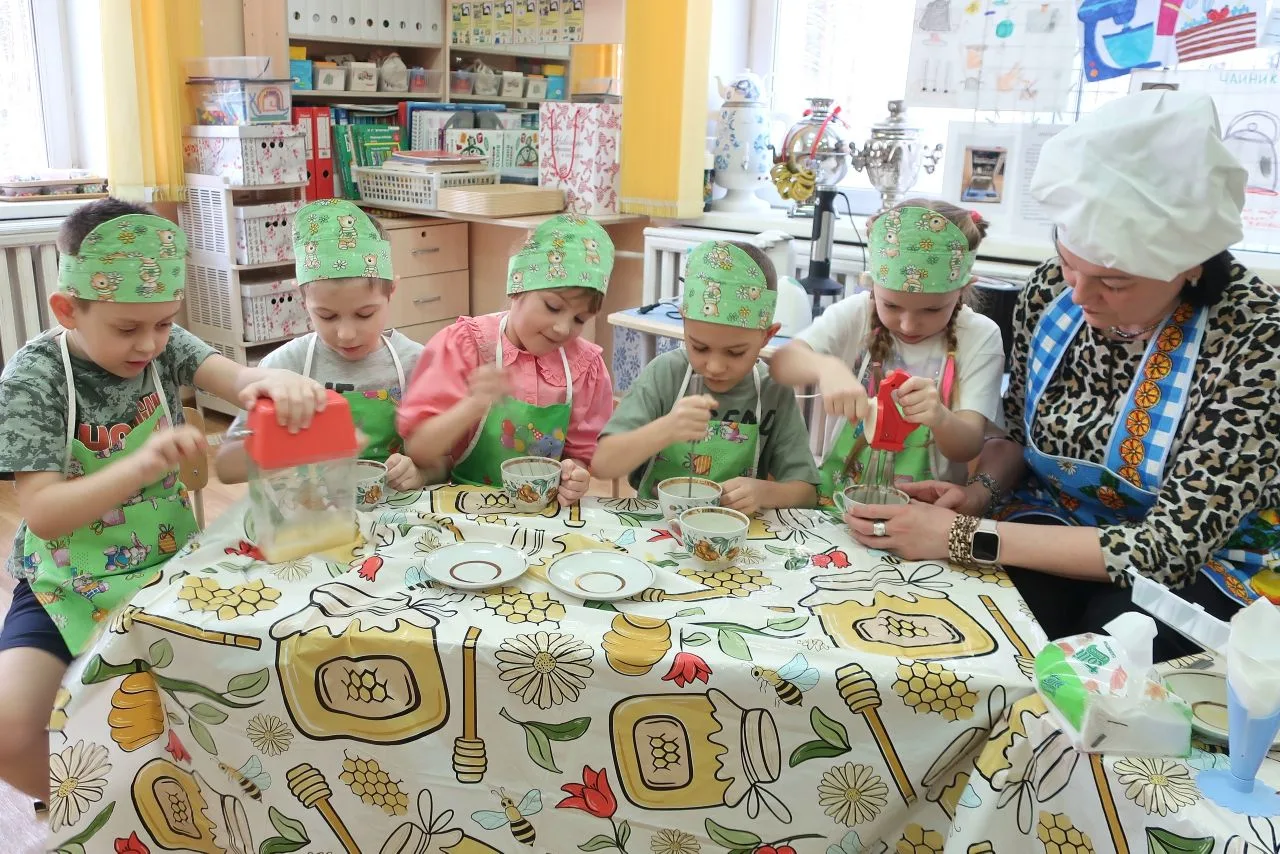 #ДошкольноеОтделение  🥚 Эволюция взбивания яиц: от вилки до миксера!   Наши «Непоседы» вместе с учит