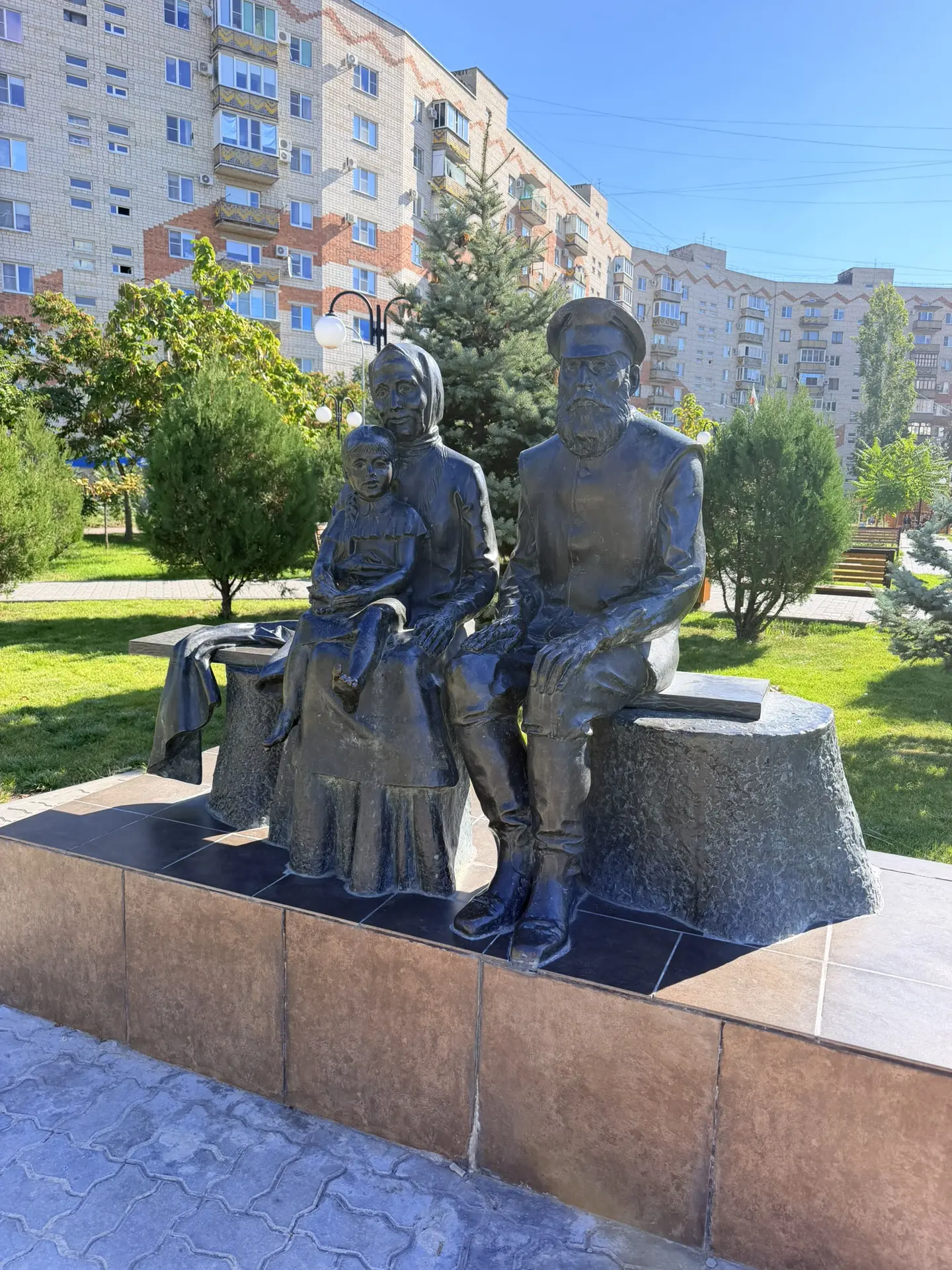 В Ростовской области есть город Белая Калитва. И вот в этом городе есть памятник бабушк...
