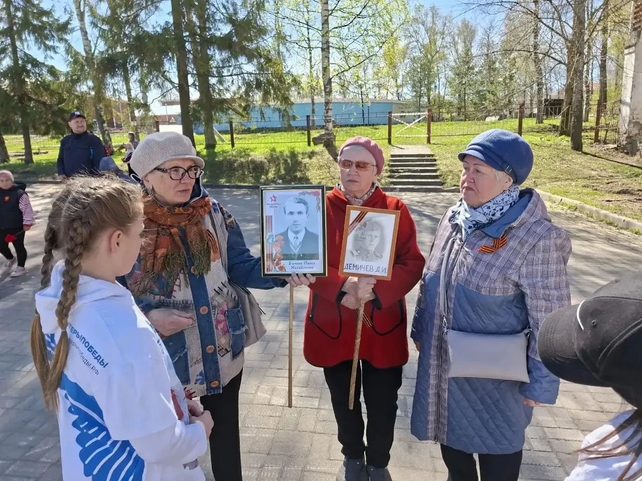 9 мая ребята из Белозерского центра помощи детям вышли на улицы города с георгиевскими ленточками. Д