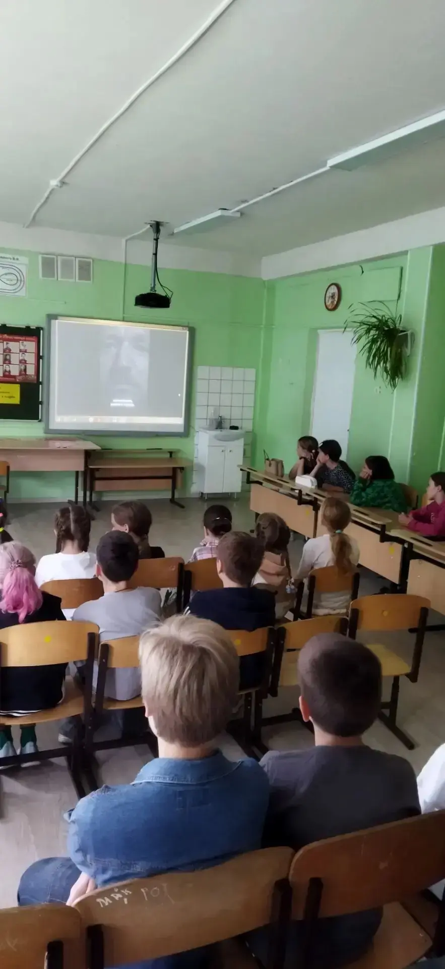 20 июня в лагере День памяти и скорби. 
Видеосалон напомнил события того страшного дня. Ночь на 22 и