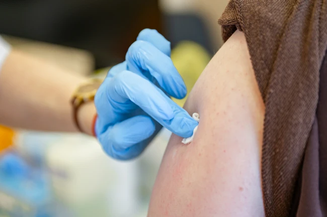 💉 Без отрыва от работы: специалисты мэрии Магадана вакцинируются от гриппа