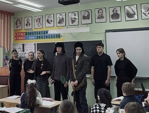 🕊️ БЛОКАДНЫЙ ЛЕНИНГРАД 🕊️   Театрализованное представление показал совет старшеклассников для младши