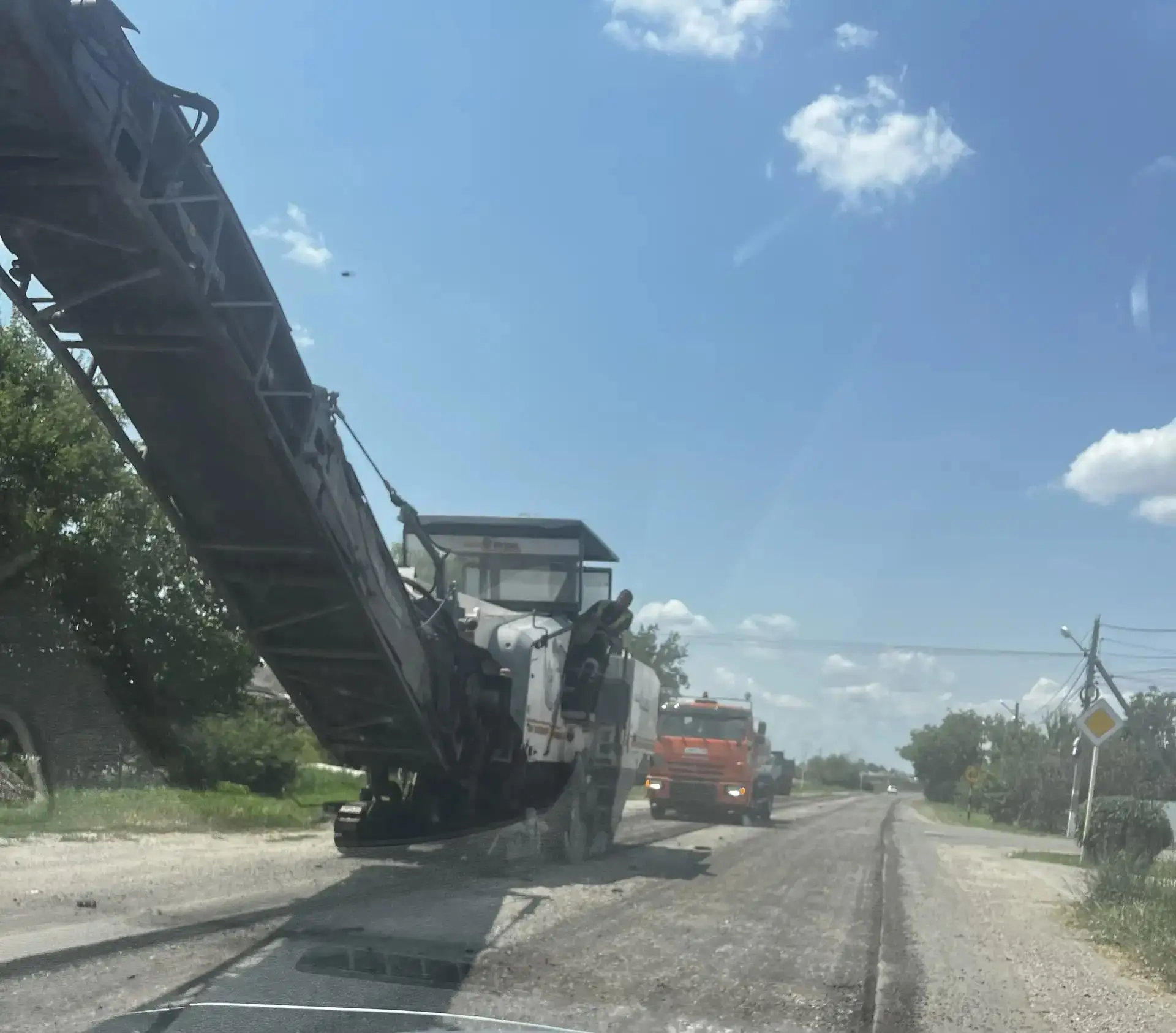 🚜 🛣️ В станице Новомышастовской приступили к долгожданному ремонту дорог.