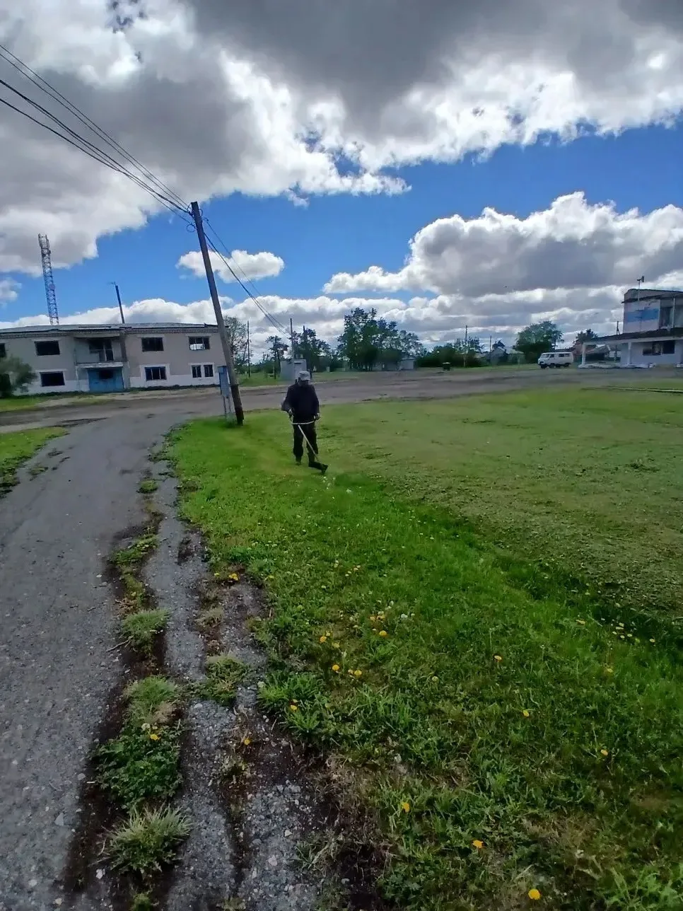 🍃В селе Яровое проведены работы по окашиванию травы.🌱
