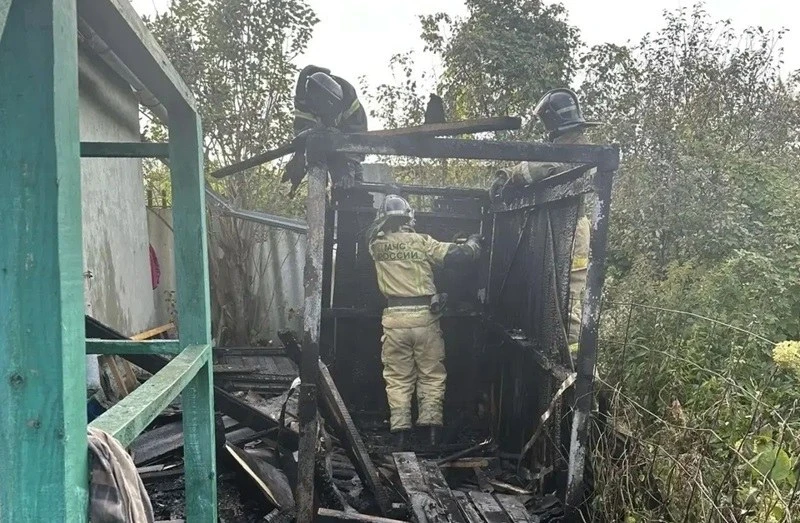 🔥 В Орле сгорели летний душ и металлические ворота на дачах
