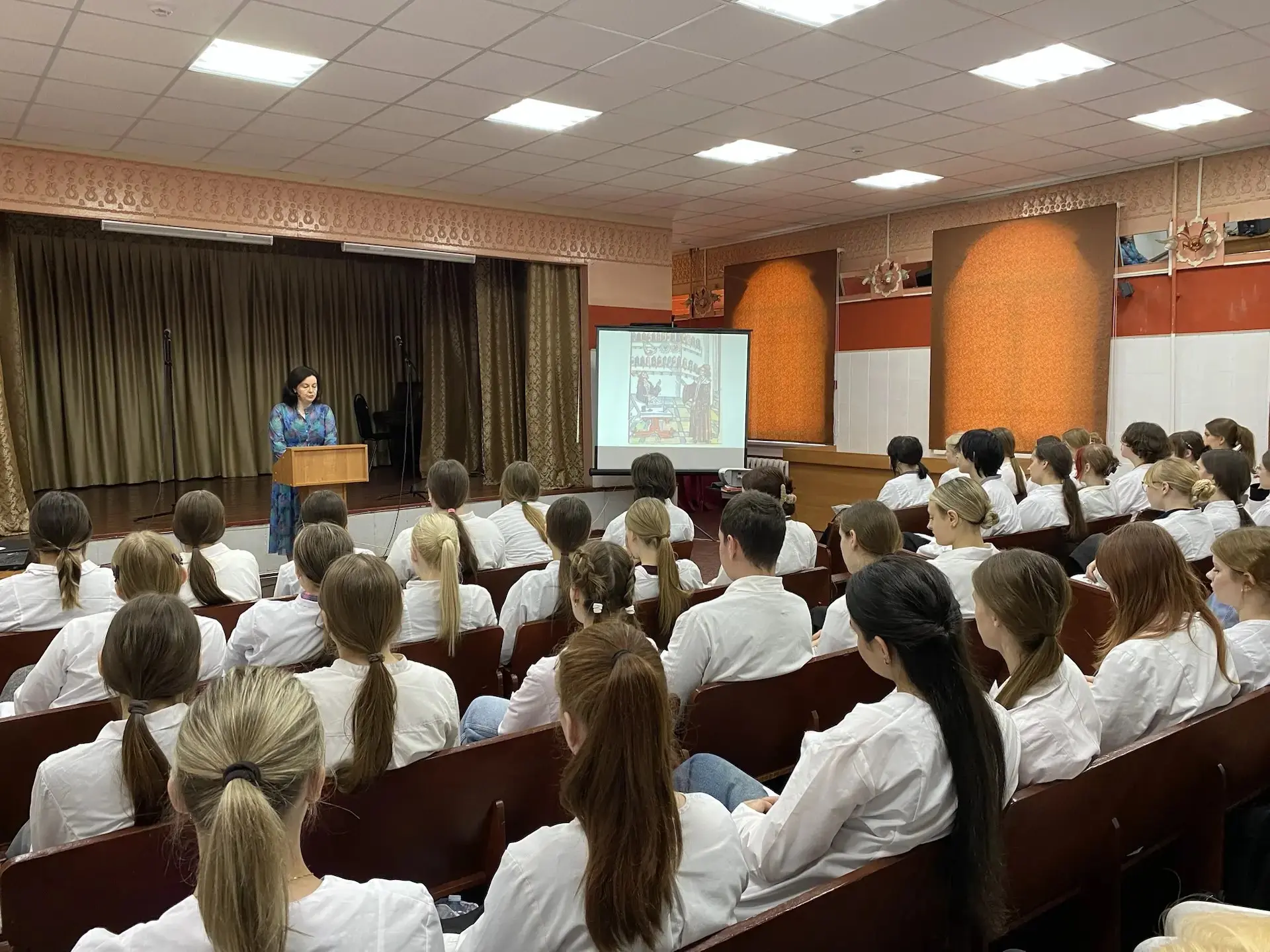 ✨ Открытый классный час для первокурсников: в честь Дня фармацевтического работника!
