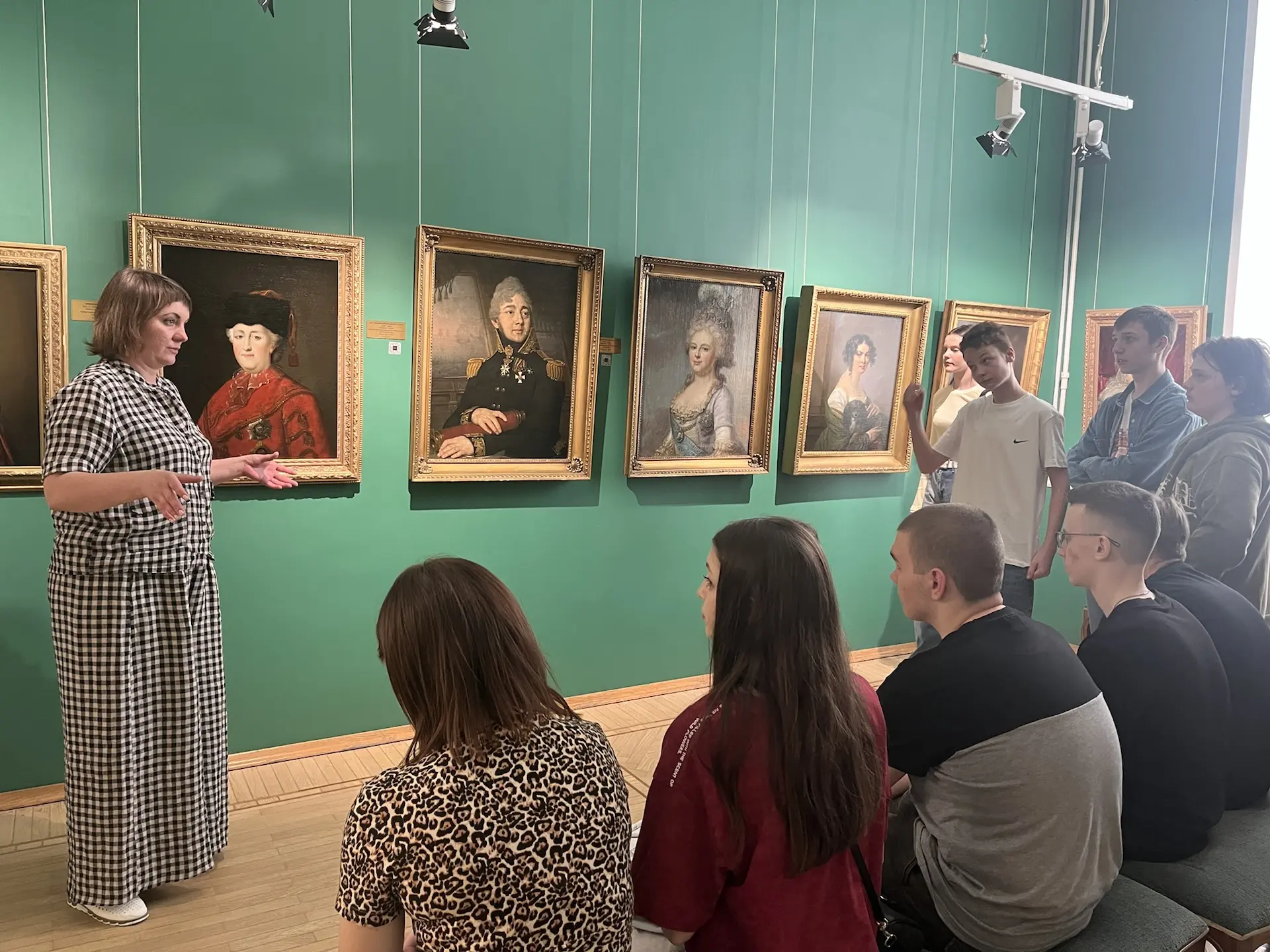 🎨 Сегодня учащиеся 9В и 9Г классов посетили экскурсию в Тамбовской областной картинной галереи 🏛️  Р