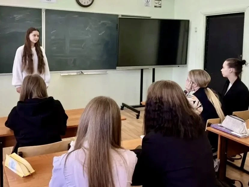 🎒 В школах округа проходит Всероссийская акция «100 баллов для Победы»  📚 Ученики 11‑го класса наших