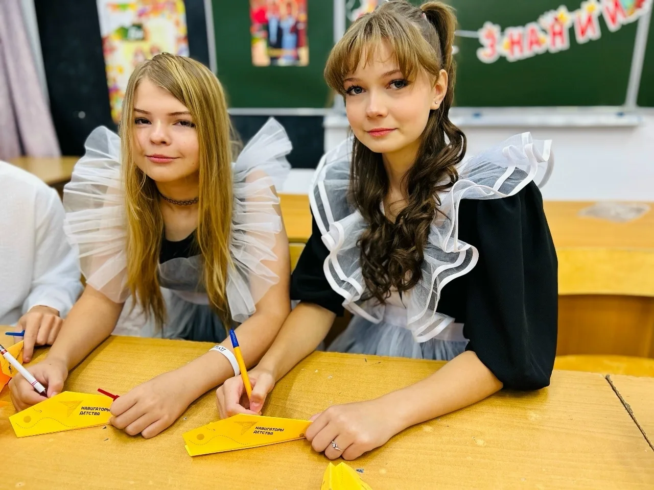 Сегодня на торжественной линейке ко Дню знаний по традиции выпускники вручили нашим пер...