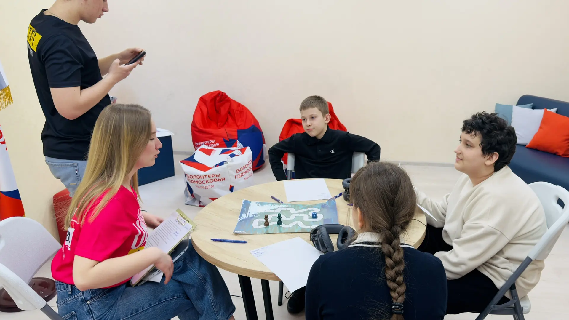 🏫 Обучающиеся школы вместе с советником по воспитанию посетили мероприятие «Громкий вопрос». 🗣️❓  🎉 