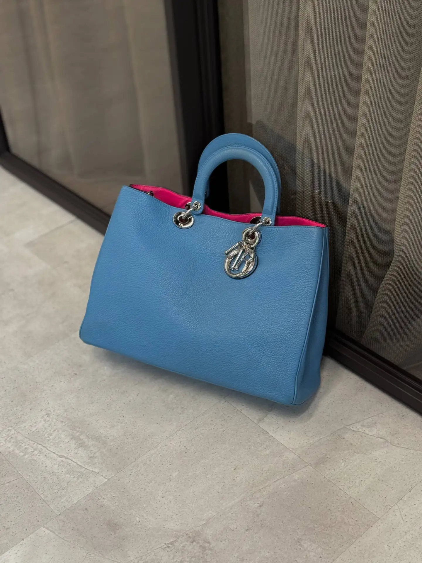 Сумка Dior Diorissimo Medium (38х12х27см). В хорошем состоянии. Без комплекта.