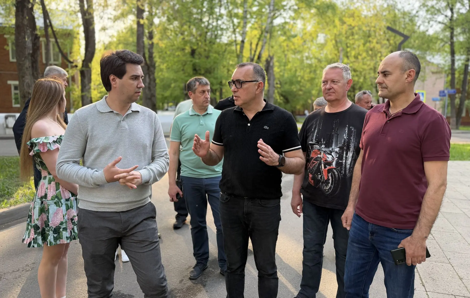 ✅Алексей Зотов провел обход на 3-й Ватутинской улице  Глава управы района Троицк, совместно с жителя