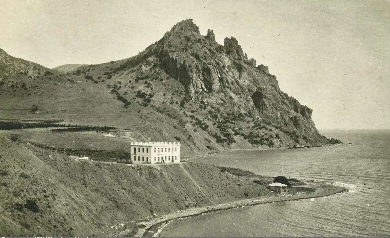 Вид на Карадаг и Биостанцию в поселке Курортное, 1911 г. Обратите внимание вокруг Биост...