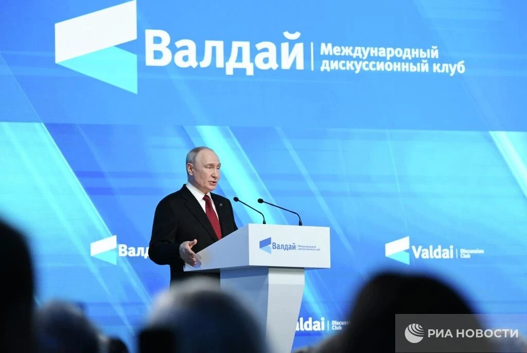 🌍 Мир не обречен на хаос, заявил Путин.
