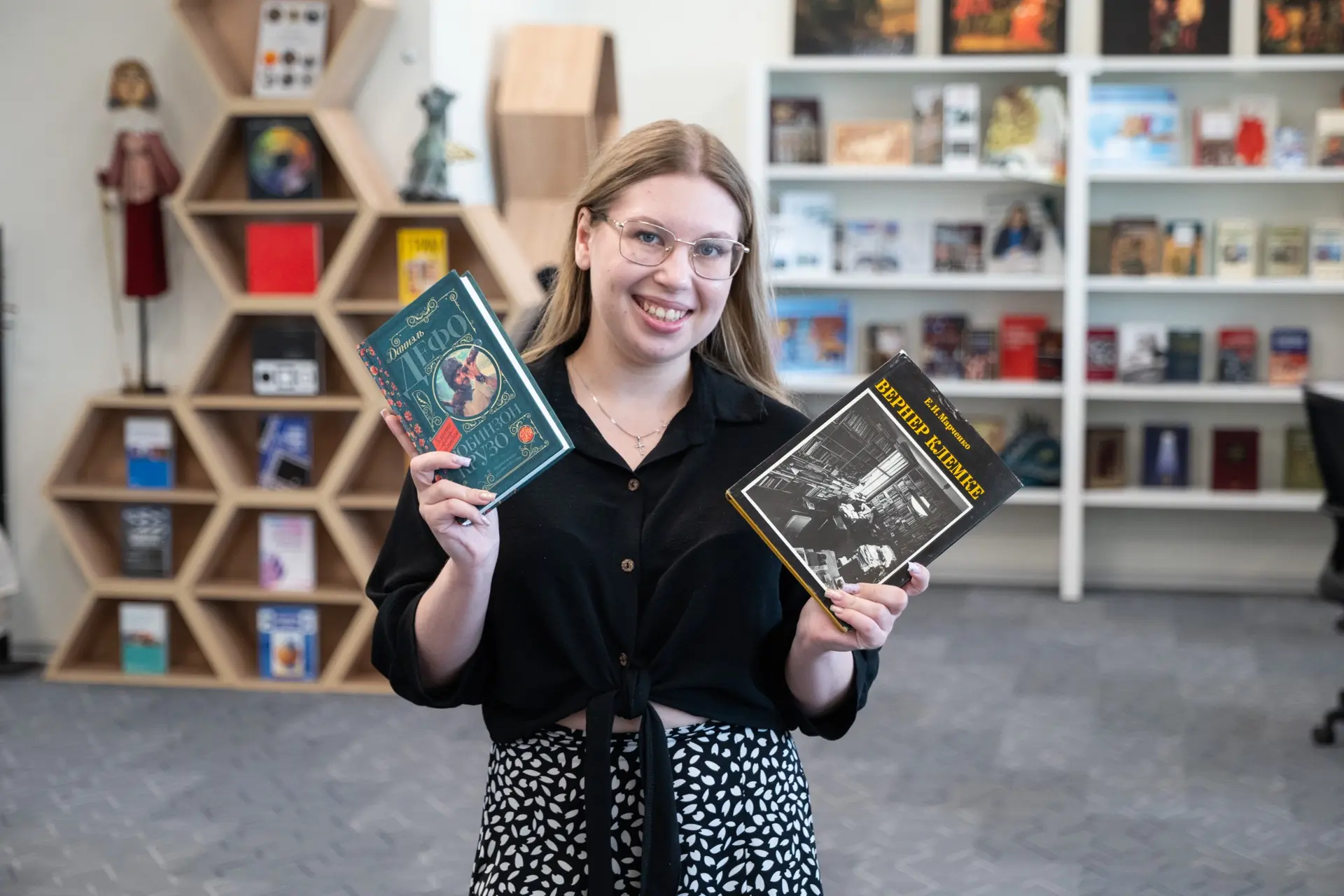 Экземпляр с историей, или Книга – лучший подарок
 
Фонд библиотеки филиала пополнился сразу нескольк