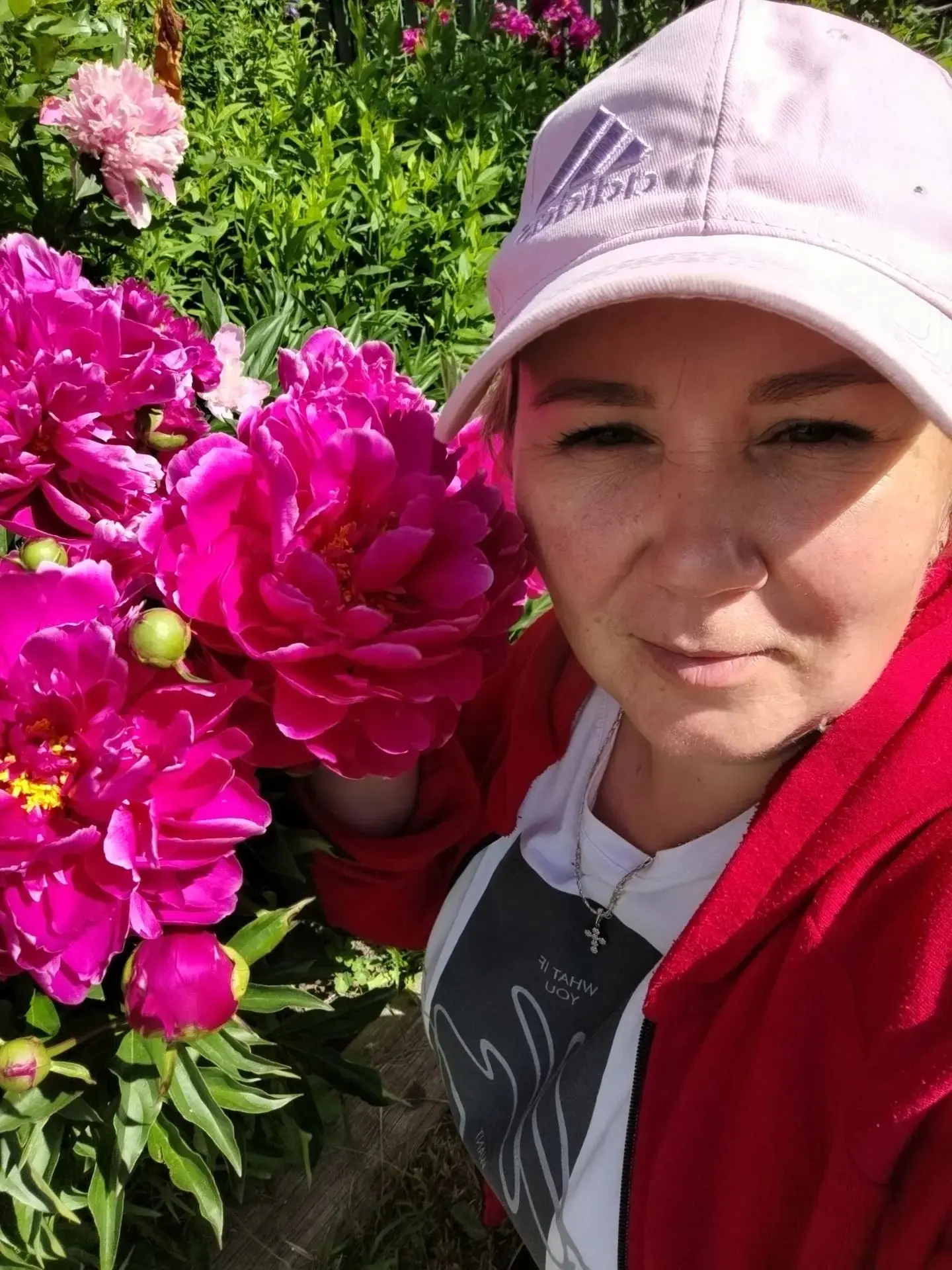 Лето — это симфония красок, где каждый цветок вносит свою ноту! 🌹