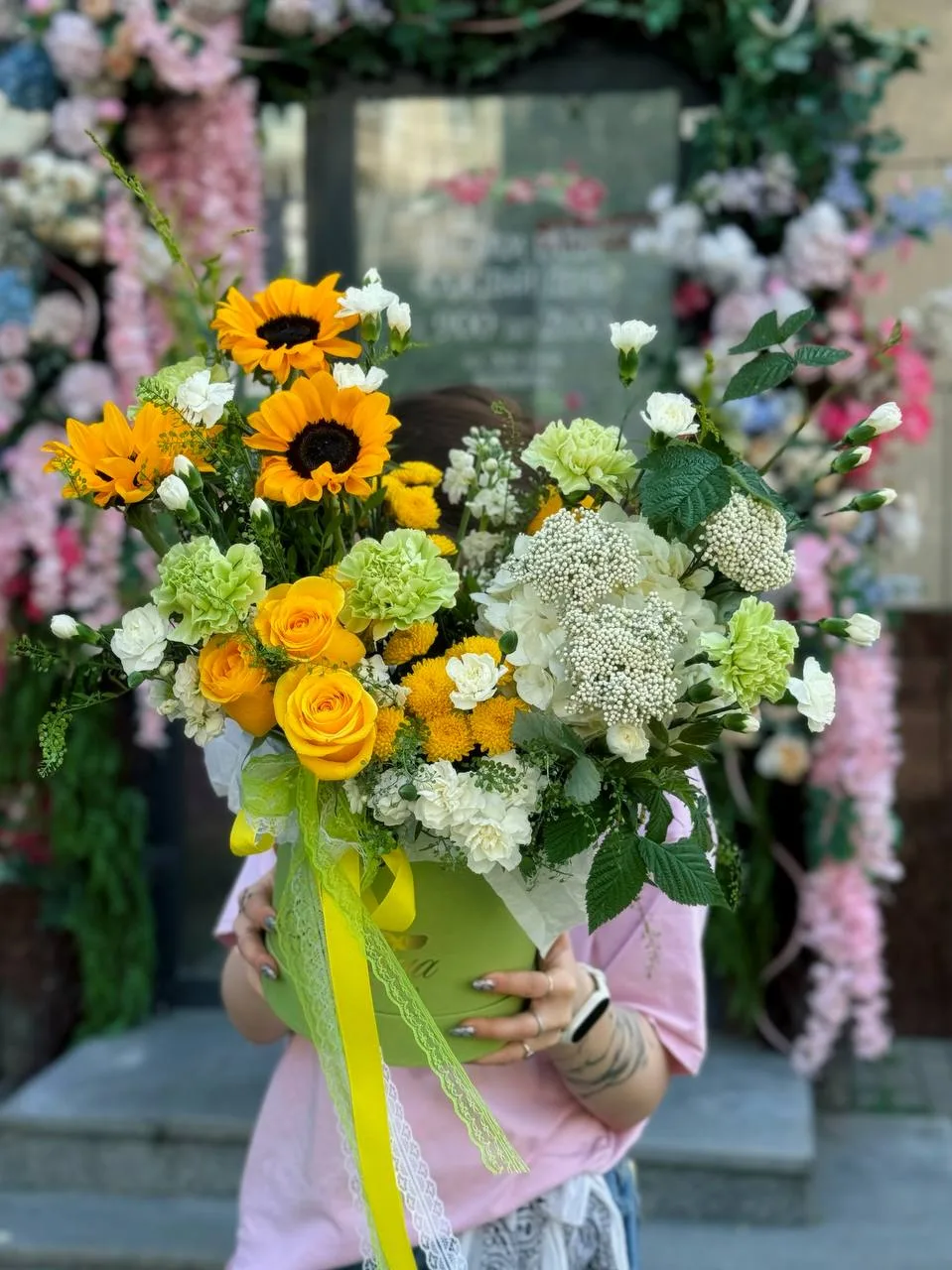 Солнечное настроение, собранное в одной коробочке 🌷💛

Яркие подсолнухи, нежные розы, воздушные бел