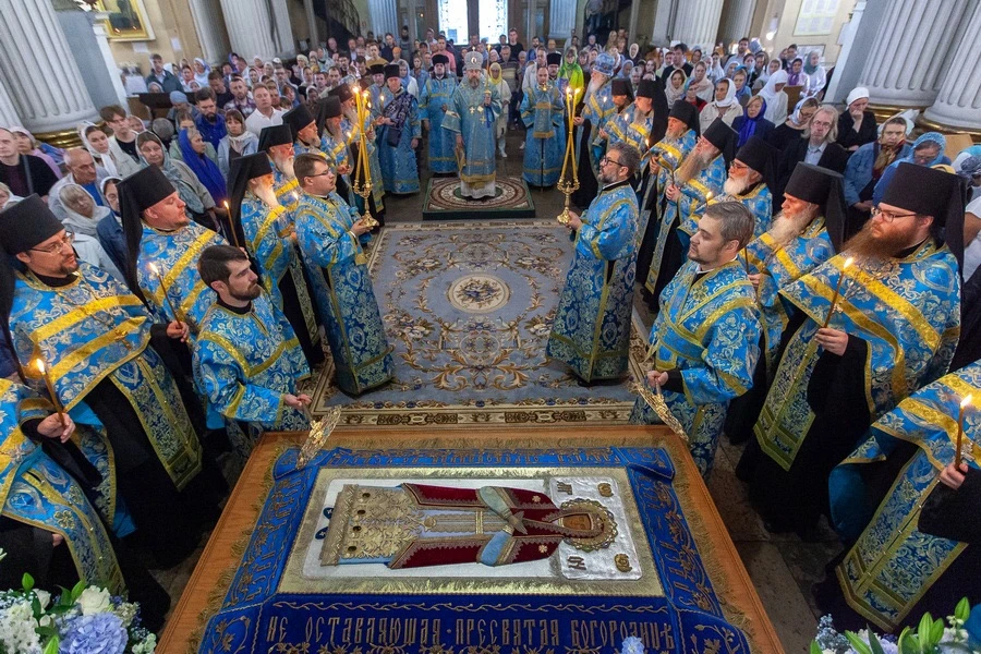 В рождестве́ де́вство сохрани́ла еси́,/ во успе́нии ми́ра не оста́вила еси́, Богоро́диц...