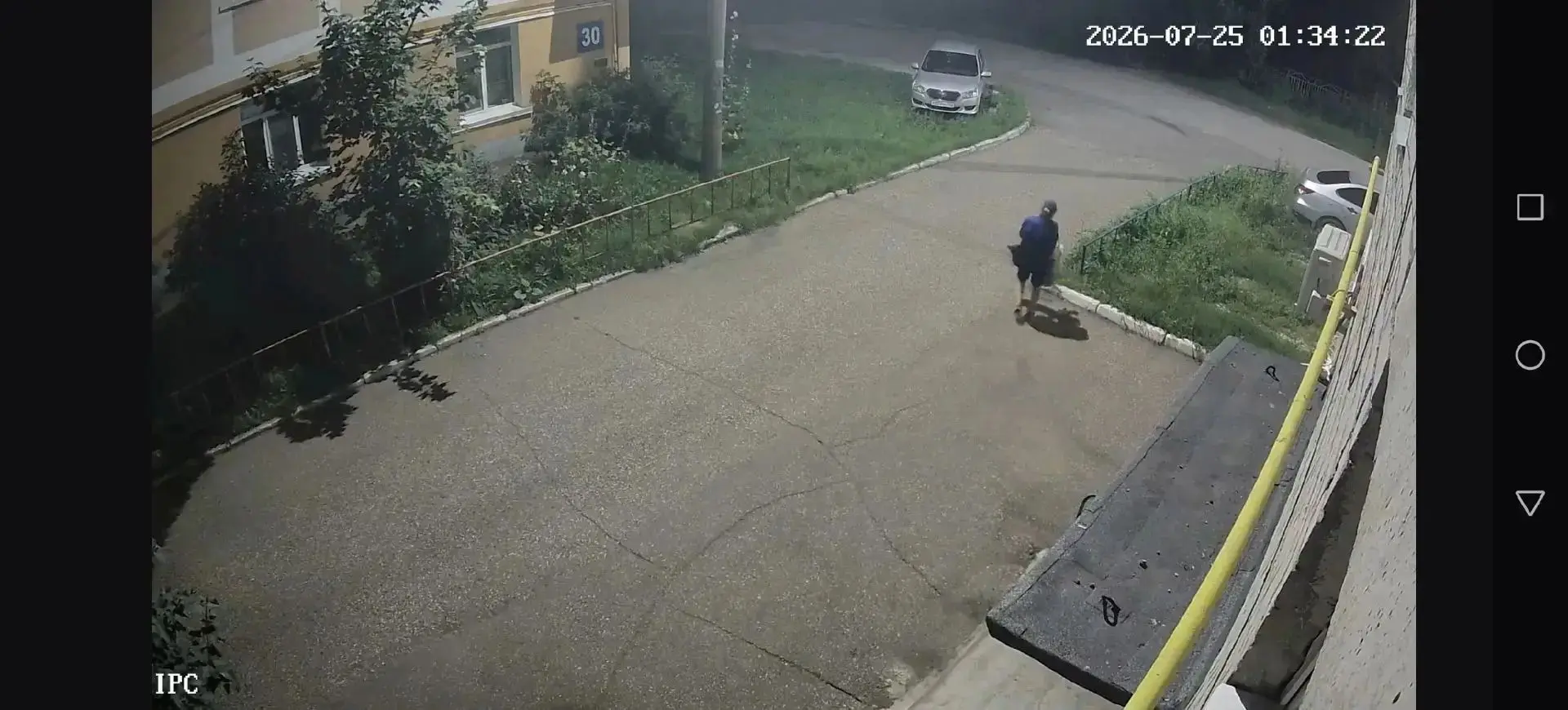 Кто нибудь узнает женщину!!! Воруют ночью растения с дворов . Люди выращивают с заботой .

Подпишись