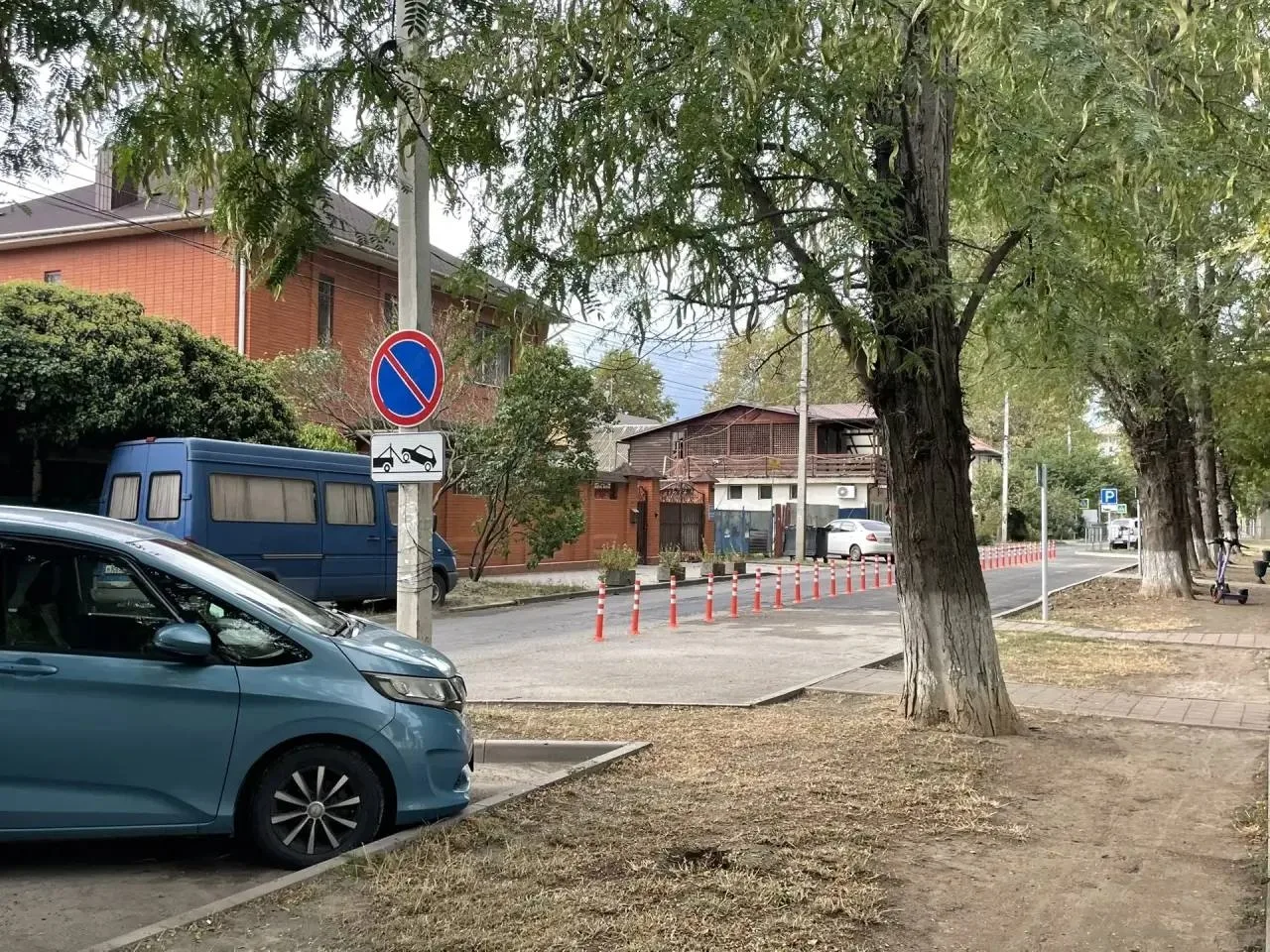 ❗Обратите внимание на ситуацию возле школы №4 на улице Парковой. Часть парковочных мест...